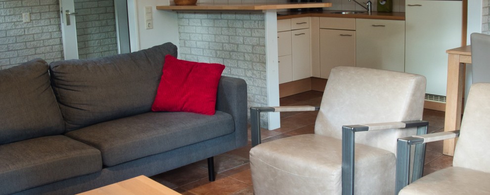 Camping en bungalowpark De Haeghehorst Ermelo - Bungalow Dopheide- woonkamer1.jpeg