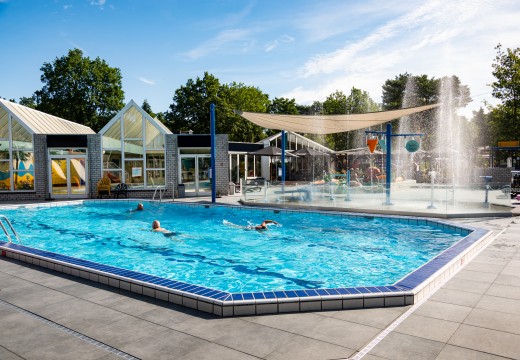 Buitenzwembad en spraypark