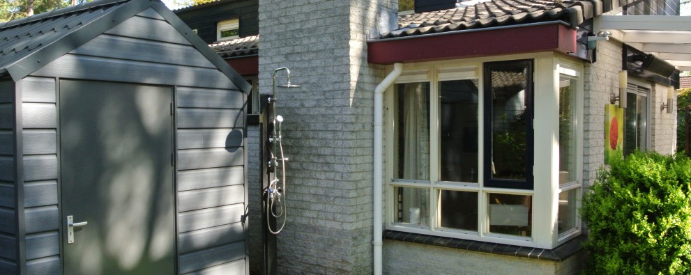 buiten douche bungalow 37.JPG