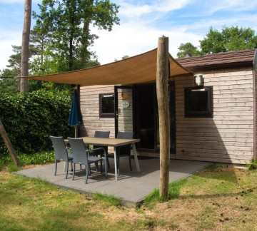 Camping De Haeghehorst woodlodge buiten.jpeg