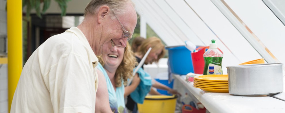 gezellig aan de afwas in sanitairgebouw.jpg