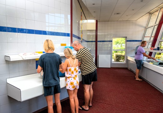 BC- Camping De Haeghehorst - sanitairgebouw afwassen 1 (1).jpg