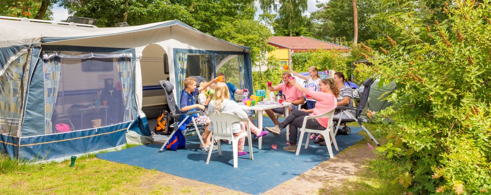 Gezin proost op de camping - Kamperen op de Veluwe