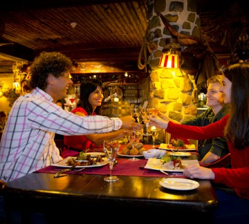 Bistro_de_Heerlijkheid_gezin_toast_a_la_carte_diner_Preston_Palace.jpg
