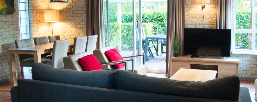 Camping en bungalowpark De Haeghehorst Ermelo - Bungalow Dopheide- woonkamer2.jpeg