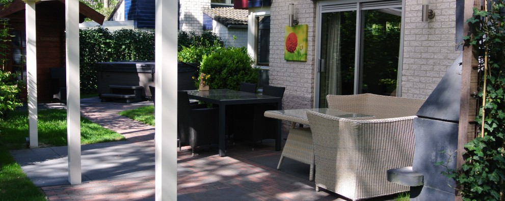 zicht op terras bungalow 37.JPG