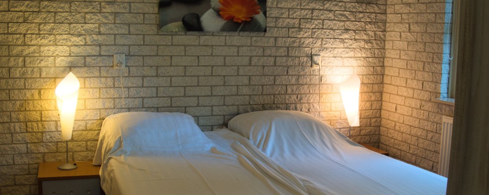 Camping en bungalowpark De Haeghehorst Ermelo - Bungalow Dopheide- slaapkamer.jpeg