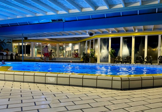 EH-Binnenzwembad 's avonds - Camping De Haeghehorst.jpg