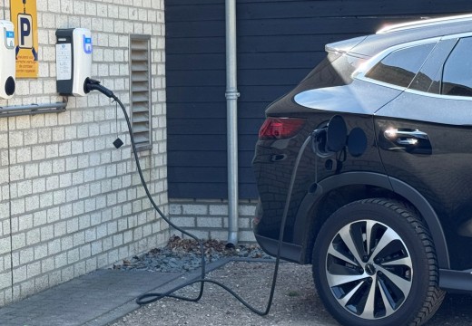 Elektrisch laden auto 2- Camping De Haeghehorst.jpg