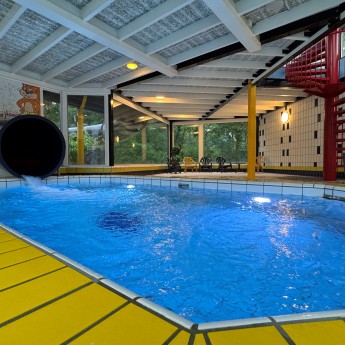 EH-Zwembad-Glijbaan 1- Camping De Haeghehorst.jpg